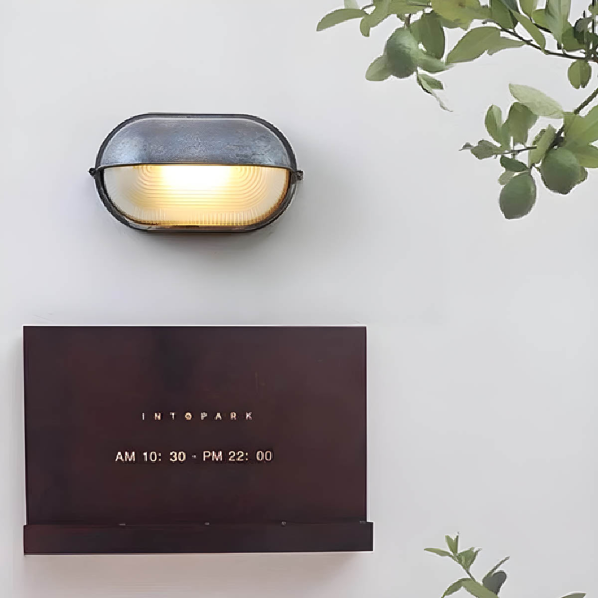 Aluminium & borosilicate glass outdoor wall light